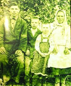 Історичний скарб: на фотографії більш ніж 80-річної давнини Марія разом зі своїм старшим братом і батьками Фото з особистого архіву Марії Дворнікової