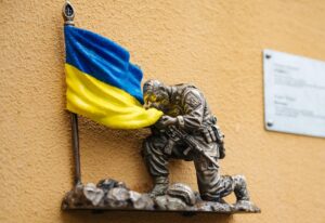Прихиліть коліно: вшануйте пам’ять наших героїв. Скульптурку розміщено на дзвіниці на Аскольдовій могилі, Паркова дорога, 1 Фото з фейсбук-сторінки проєкту «Шукай»