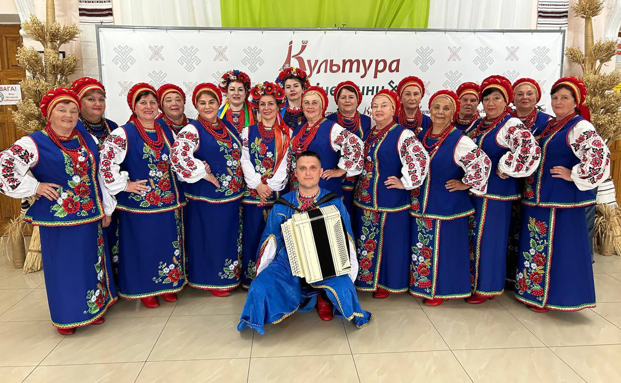 І співають, і дружать: учасниці ансамблю «Новопетрівчанка» стали справжньою великою родиною Фото з фейсбук-сторінки Івана Гайдичука