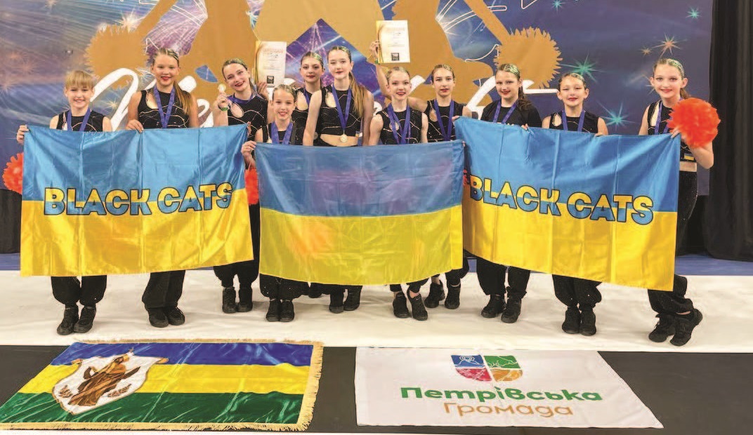 Втомлені та щасливі: команда «Black Cats» святкує перемогу в бронзовому фіналі європейського чемпіонату з чирлідингу Фото Ірини Барнич