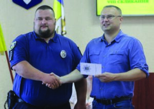 Заслужено відзначили: В’ячеслав Зубов отримує вітання від Петрівського сільського голови Радіона Старенького