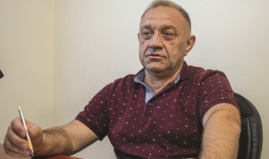 Сергій Миронов усе життя працює у будівництві, був на керівних посадах у великих компаніях, згодом із братом заснував власний бізнес.