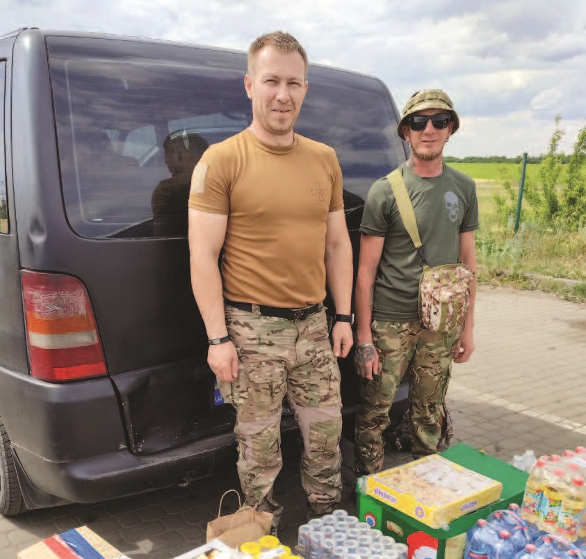 Важливий вантаж: медик із Нових Петрівців Сергій Житенко, який служить на Покровському напрямку у складі 79-ї ДШВ (крайній зліва). Для його підрозділу передали евакуаційні ноші, медикаменти, EcoFlow тощо Фото з архіву Алли Дерепи