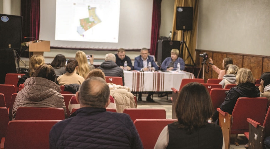 Малолюдно: на громадські слухання щодо змін до генплану села прийшло всього з десяток старопетрівчан. Фото — Валерія Головачова