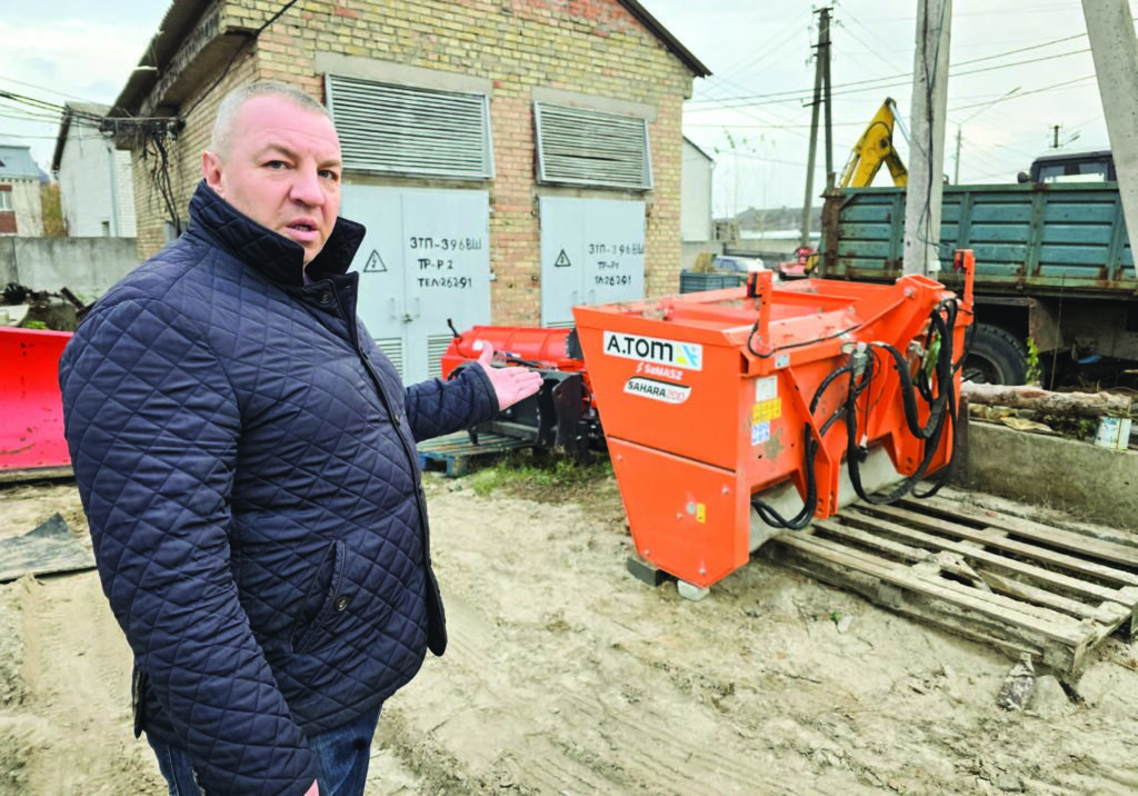 Готовність до ожеледиці: директор КП «Петрівський благоустрій» Олександр Мороз показує обладнання для розкидання протиожеледної суміші