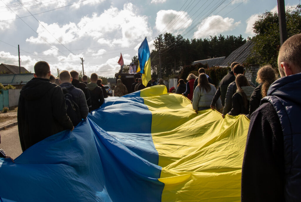 «На щиті»: кожного полеглого воїна петрівчани проводжали усією громадою. Фото — Валерія Головачова
