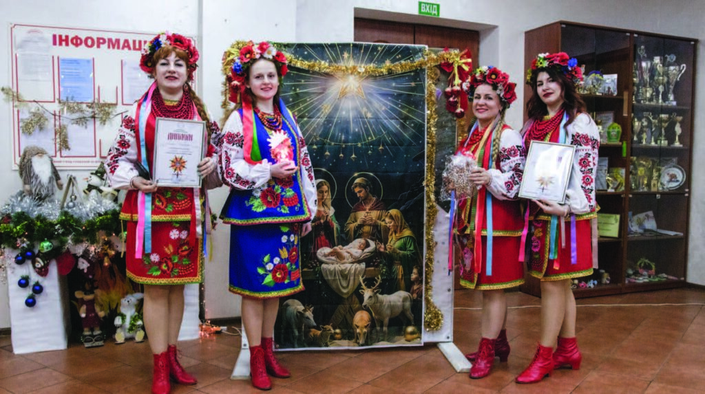 Берегині традицій: учасниці колективу «Барви Петрівців» (зліва направо) Альона Гайдичук-Іваненко, Наталія Зайченко, Яна Зарічна-Кифорук, Марина Свідерська тримають одержані на святі відзнаки