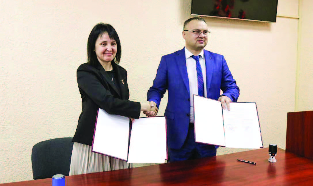 Будемо дружити: очільники громад Марія Черненко та Радіон Старенький підписали меморандум про співпрацю. Фото — Faceboоk-сторінка Петрівської громади