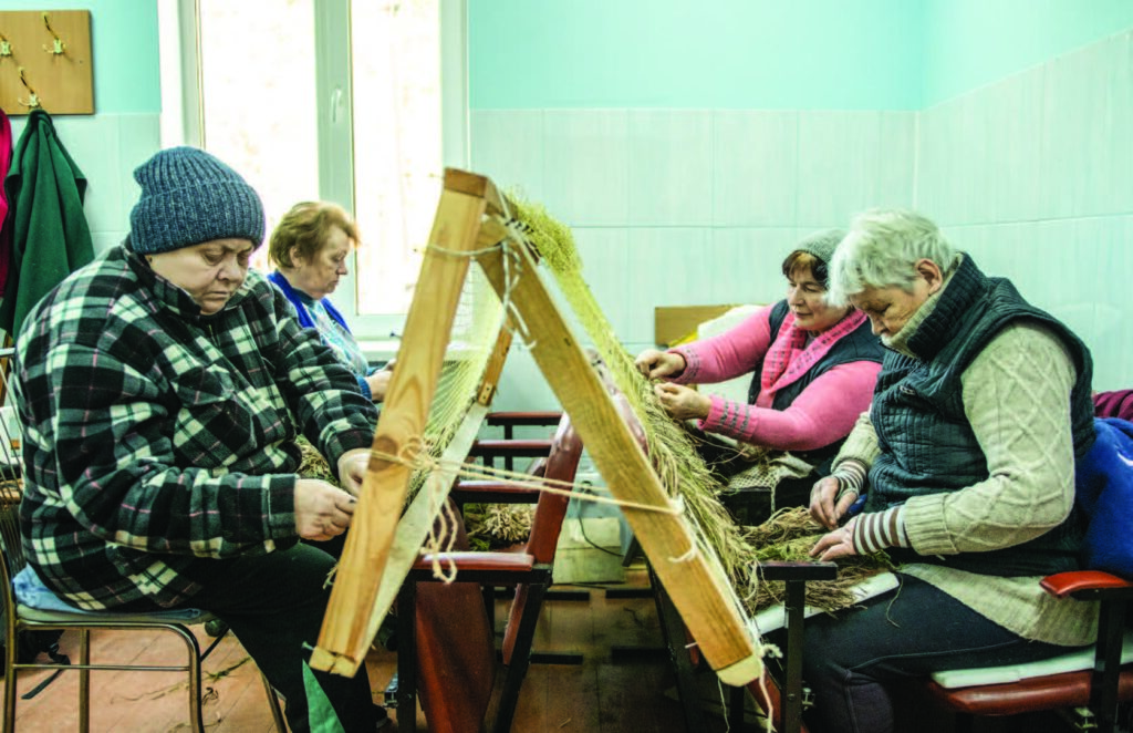 Кропітка робота: волонтерки вкладають у кожен вузол любов і підтримку для тих, хто боронить країну
