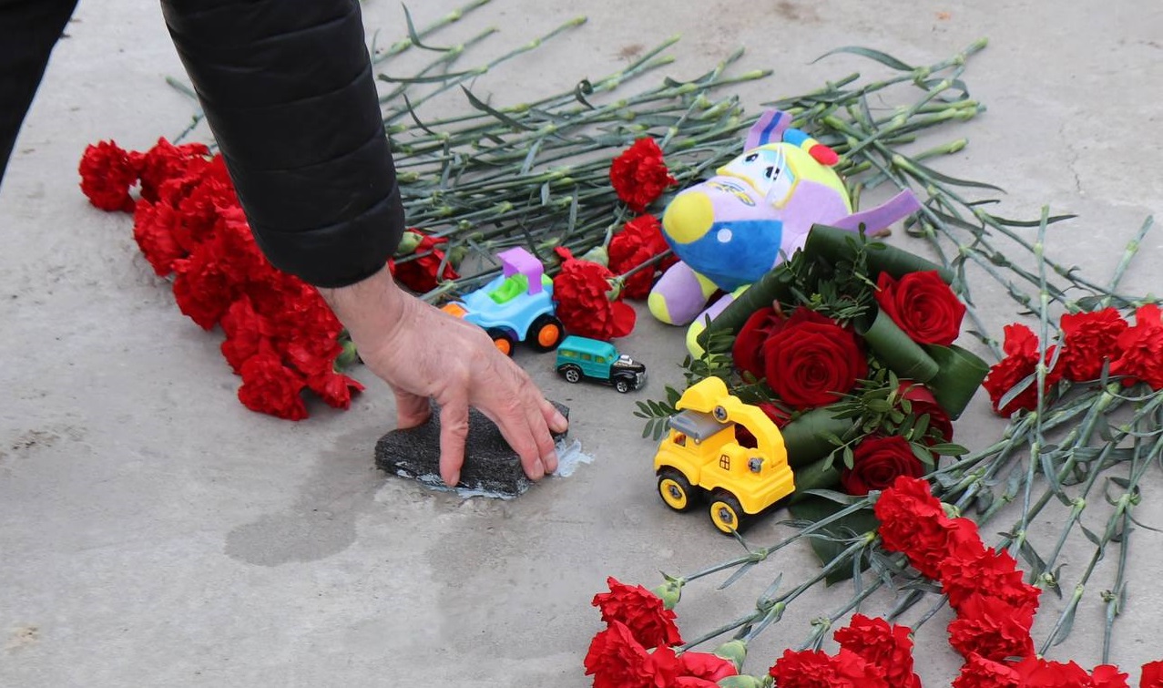 Біль не вщухає: на місці майбутнього пам’ятника петрівчани залишили квіти, іграшки та листа нащадкам. Фото — Telegram-канал Радіона Старенького