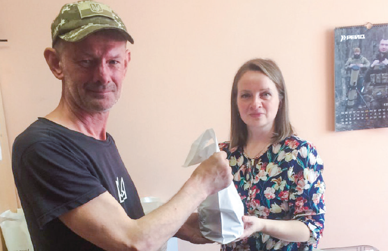 Допомога від громади: архіваріус сільської ради Олена Самійленко передала паску захисникові Олександру Мазепі