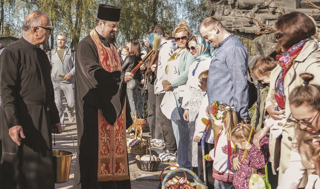 Великодній обряд: настоятель храму в Нових Петрівцях Тарас Кобевка освятив пасхальні кошики
