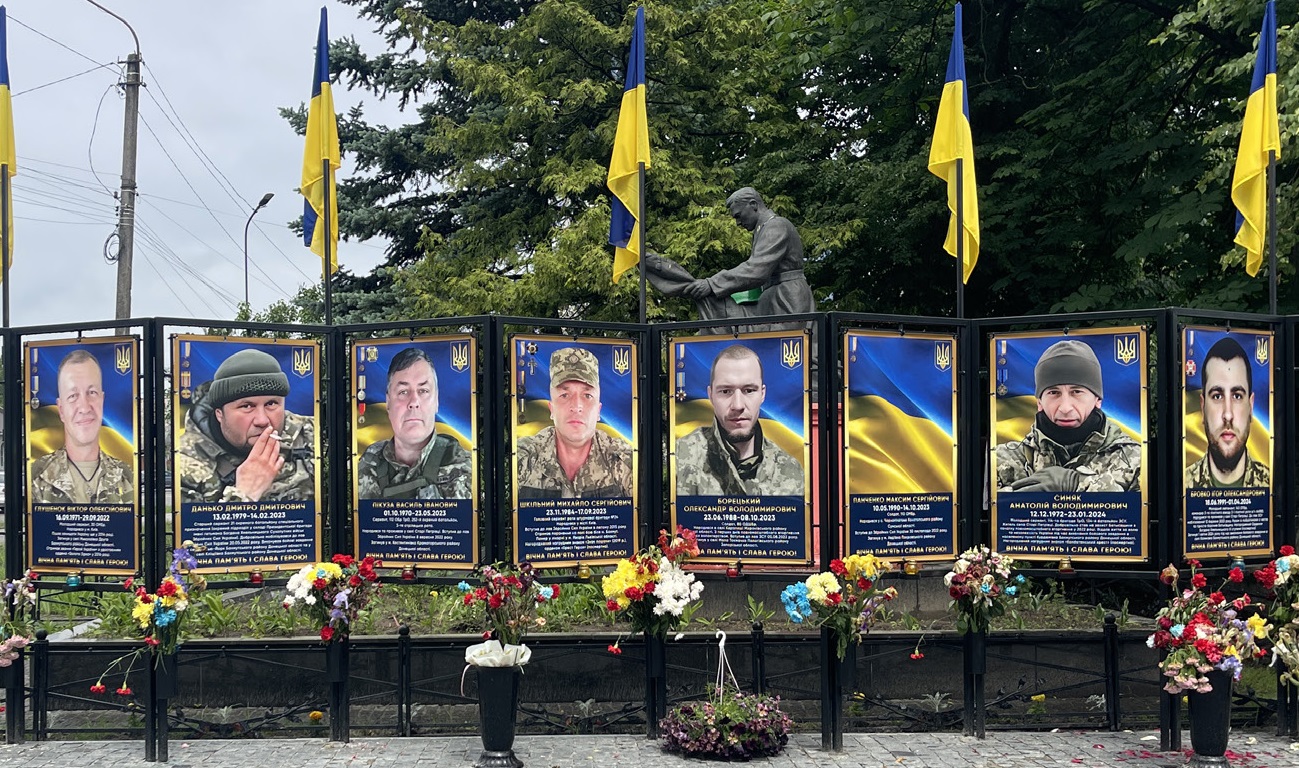 Вічна пам’ять: на Алеї у Старих Петрівцях встановили 11 банерів, присвячених загиблим героям-землякам
