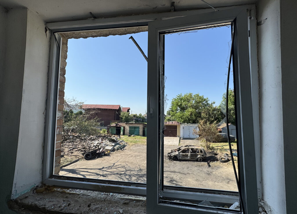Сумна картина: вікна без скла, згорілий автомобіль і згарище від гаража