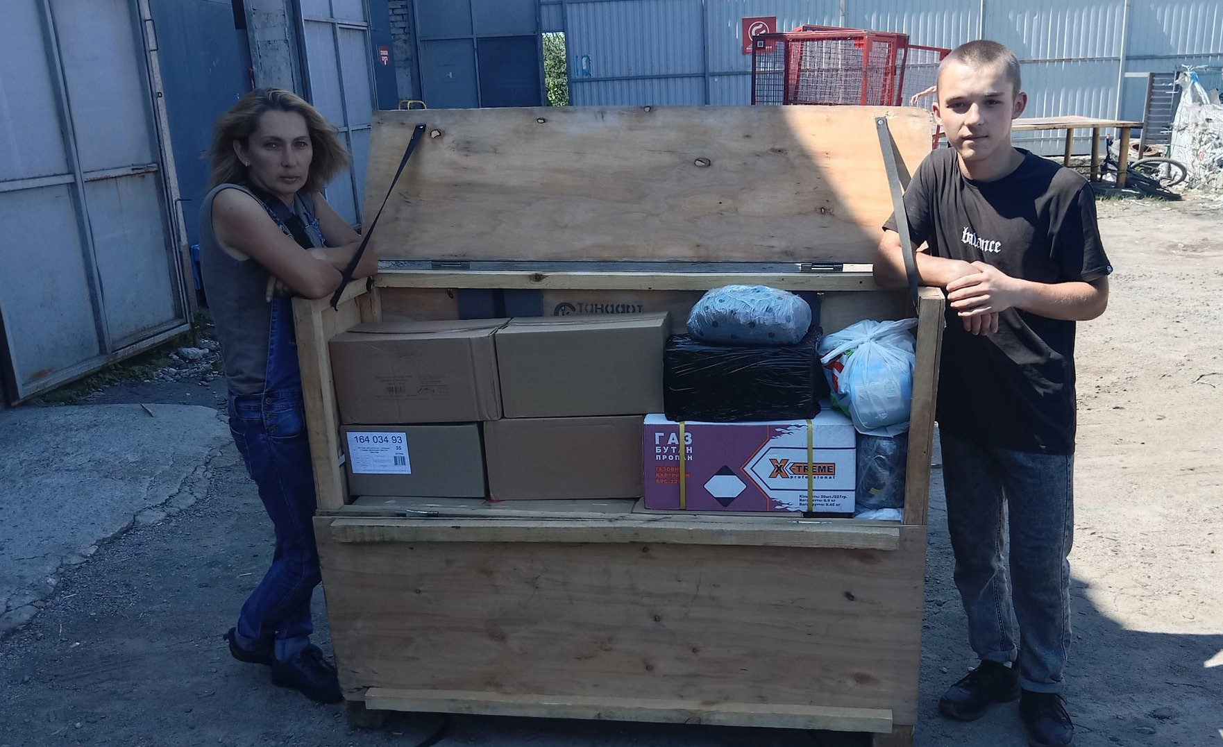 Допомогу збирають усією громадою: Вікторія із сином Андрієм відправляють військовим найнеобхідніші речі Фото з архіву Вікторії Калитенко