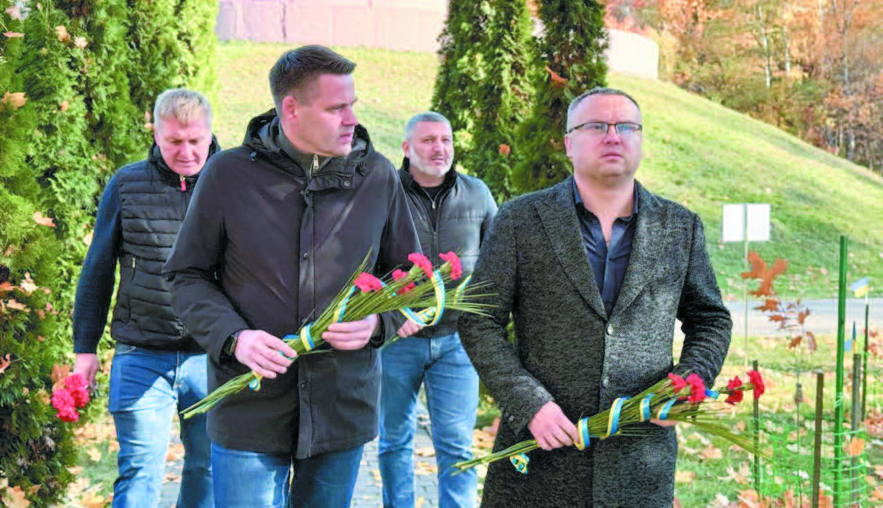 Квіти Невідомому солдату: Олексій Данчин (ліворуч) та Радіон Старенький віддали шану героям минулої війни. Фото з фейсбук-сторінки Владислава Альохіна