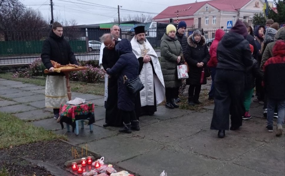 За невинно вбитих: на акцію скорботи прийшли петрівчани різних поколінь. Фото: Яна Осадча