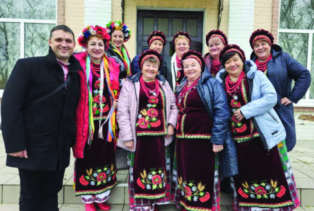 Щасливі разом: учасники «Новопетрівчанки» спільно і виступають, і відпочивають. Фото з архіву Івана Гайдичука