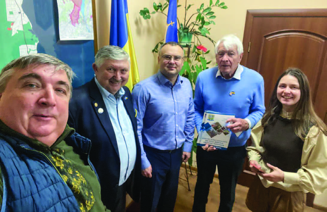 Подарунки від британців: Петрівський сільський голова Радіон Старенький (посередині) дякує благодійникам за допомогу