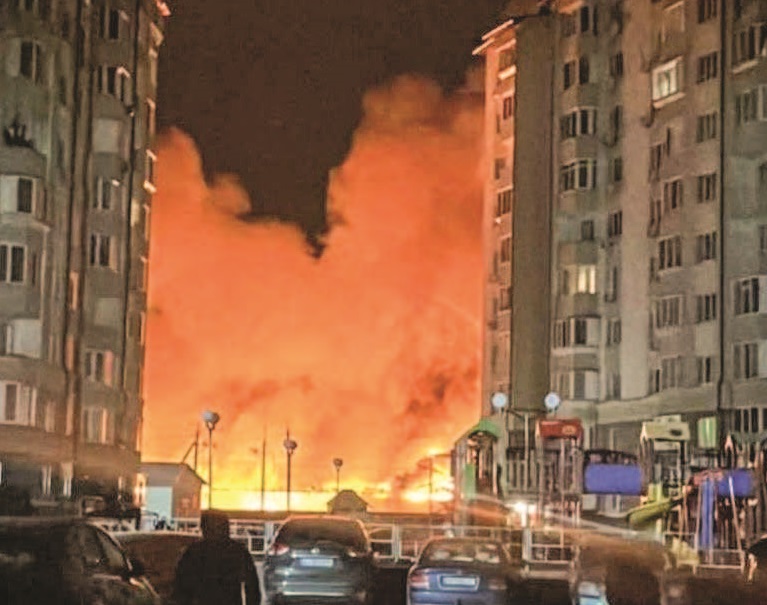 Бачило все «Смарагдове»: ця світлина з Нових Петрівців після обстрілу 6 грудня облетіла всю Україну. Фото: ДСНС