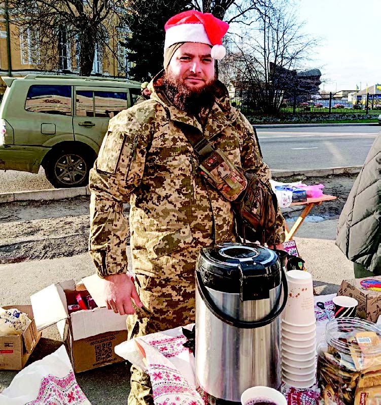 Від Санти в пікселі: волонтери на ярмарку і донати збирали, і кавою пригощали. Фото Я. Осадчої