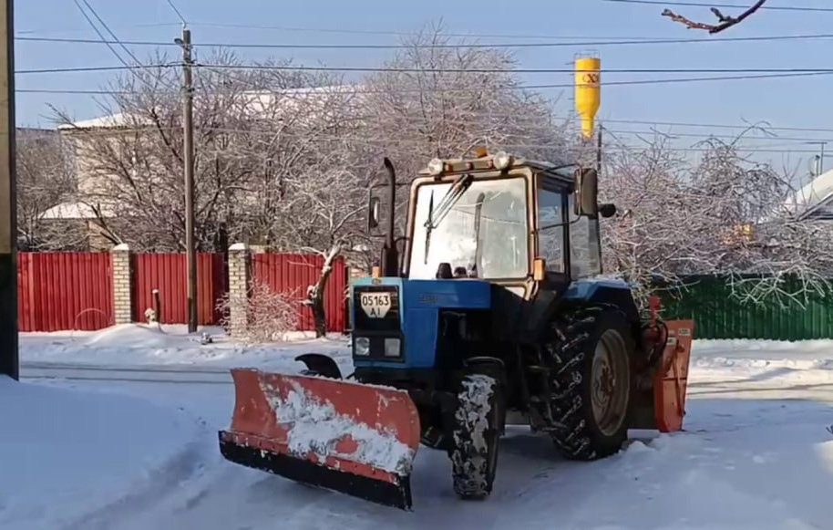 Вони працюють: у сільраді звітують про боротьбу з ожеледицею. Фото: з ТГ-каналу Радіона Старенького
