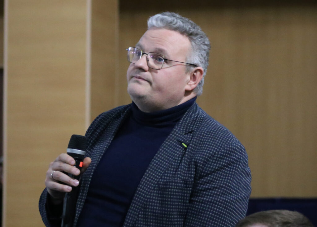 Чужих фекалій не так багато: переконує громаду заступник сільського голови Ігор Кучерявий. Фото: Київське море