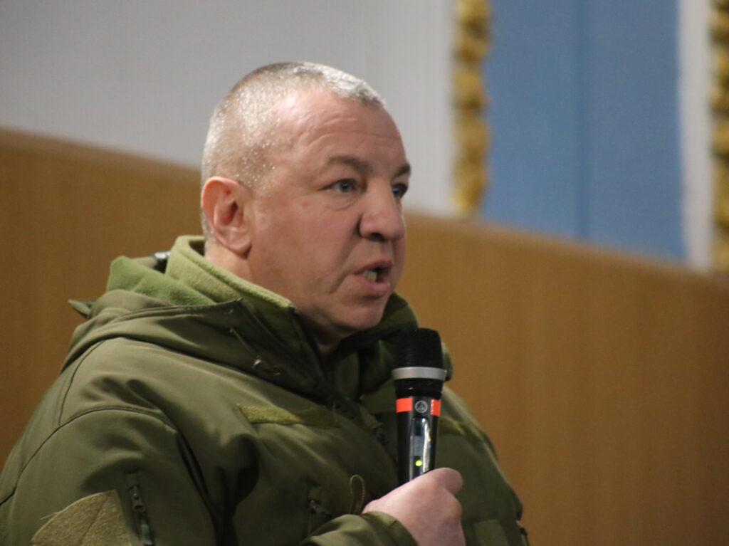 Неочікувана пропозиція: Олександр Мороз пообіцяв старопетрівчанці приїхати і перевірити особисто, якщо дороги погано почистять. Фото: Київське море