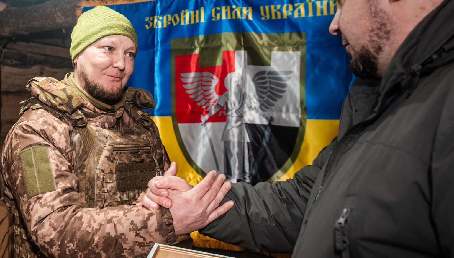 За мужність і вірність присязі: Іван Попов отримує нагороду від командира бригади полковника Вадима Боднара. Фото: 114 окрема бригада Сил територіальної оборони ЗСУ