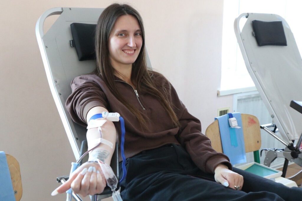 Заряд позитиву: донація крові підвищує не тільки настрій,   але й поліпшує здоров’я. Фото: з фейсбук-сторінки «Петрівської громади»