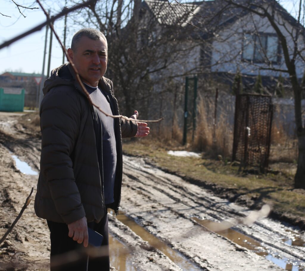 Ні проїхати, ні пройти: новопетрівчанин Володимир Коваленко запрошує чиновників прогулятися його вулицею. Фото: «Київське море»