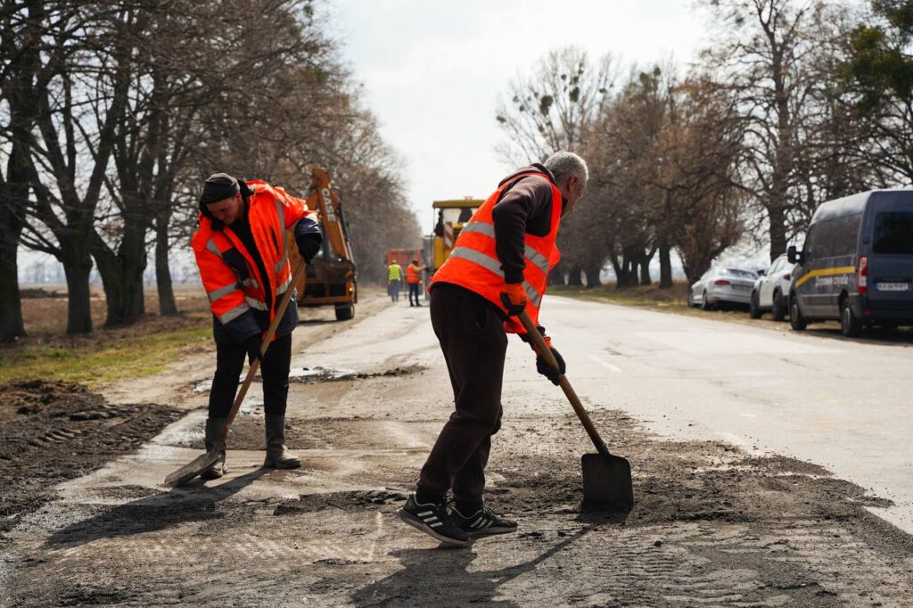 Робота в розпалі: цьогоріч на Київщині спрямували рекордні кошти на ремонт доріг. Фото: Київська ОВА